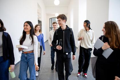 Studierende im Flur der Universität Mannheim