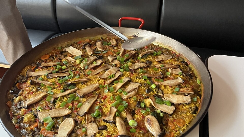 Eine fertige Paella Valenciana in einer großen Pfanne