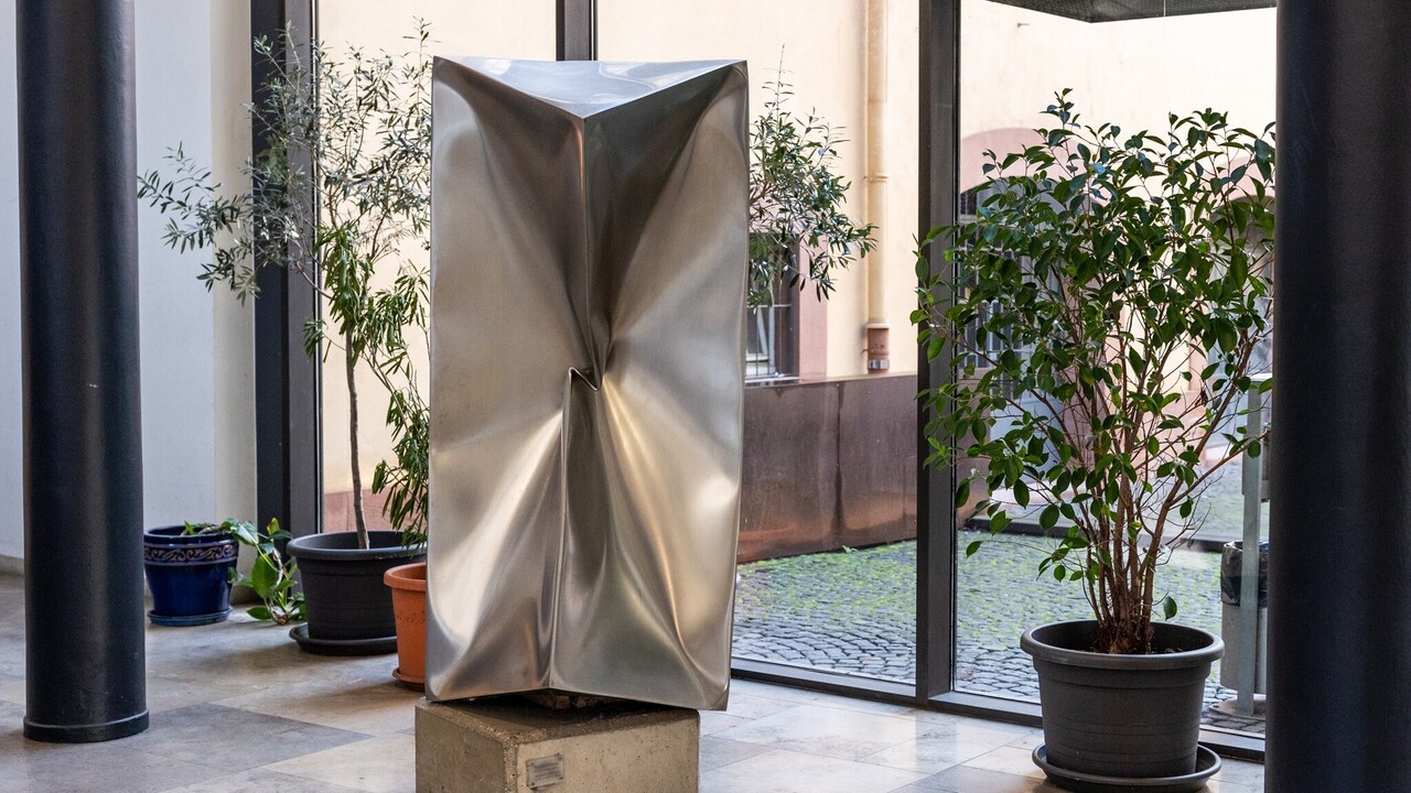 Metallskulptur in der Eingangshalle der Universität Mannheim.