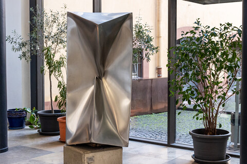 Metallskulptur in der Eingangshalle der Universität Mannheim.