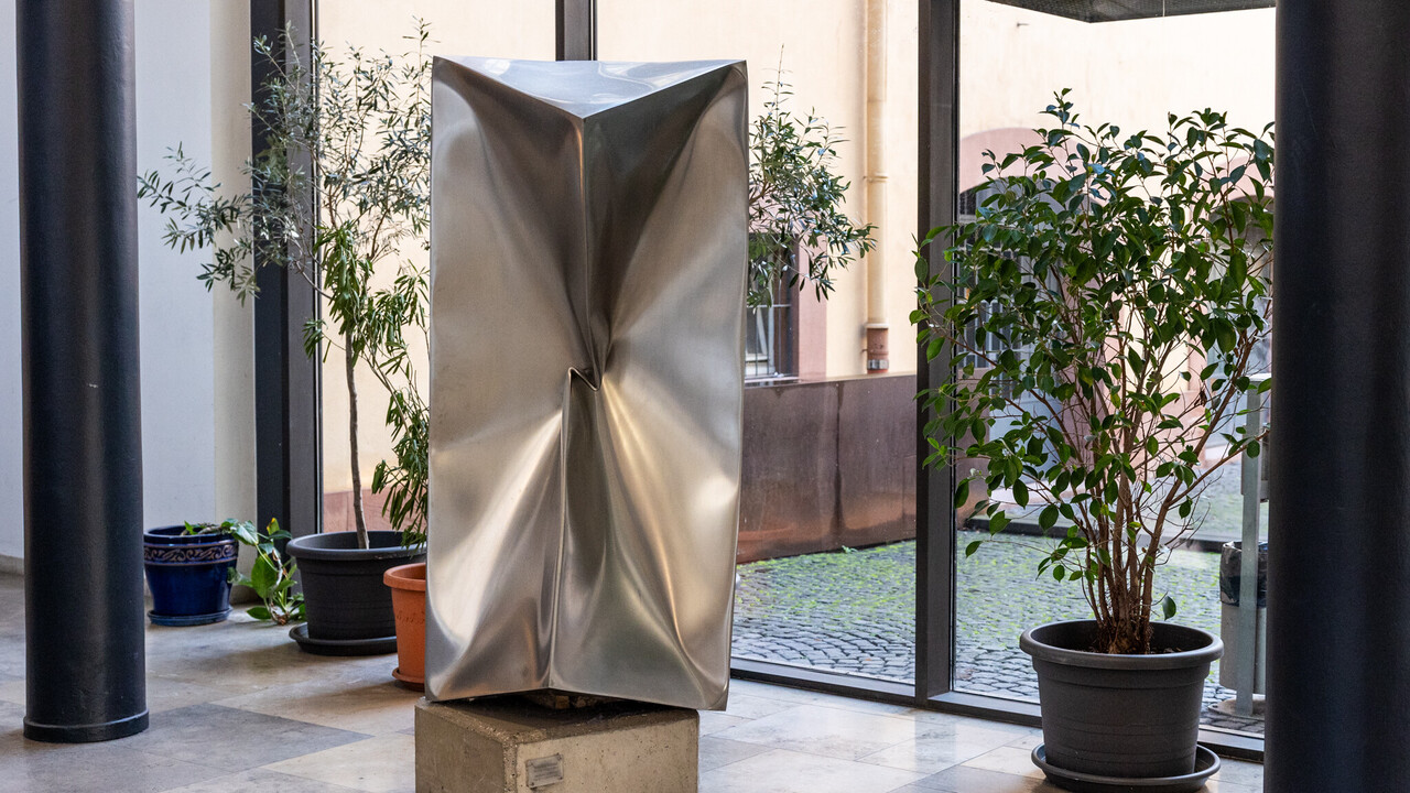 Metallskulptur in der Eingangshalle der Universität Mannheim.