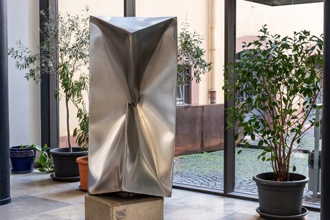 Metallskulptur in der Eingangshalle der Universität Mannheim.