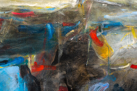 Eingezoomter Ausschnitt eines abstrakten Gemäldes mit grau-braunem Unterton und blau, rot und gelben Akzenten.