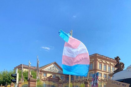 Trans-Flagge vor der Universität Mannheim.