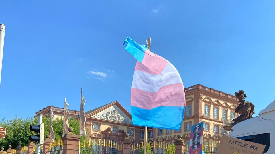 Trans-Flagge vor der Universität Mannheim.