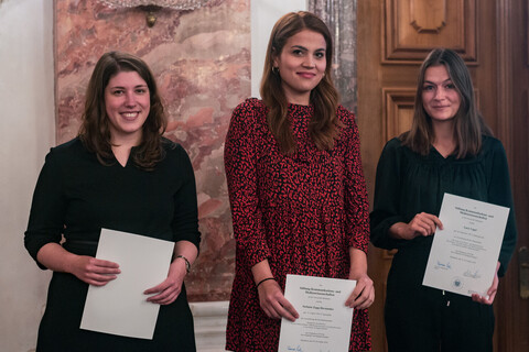 Svenja Pittroff, Stefanie Zapp Hernández und Lara Vogel halten ihre Preisträgerinnen-Urkunden in den Händen