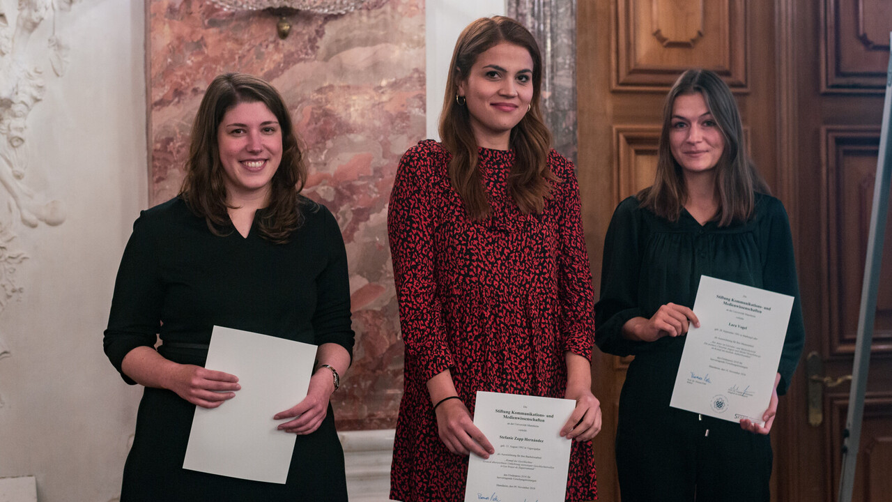Svenja Pittroff, Stefanie Zapp Hernández und Lara Vogel halten ihre Preisträgerinnen-Urkunden in den Händen