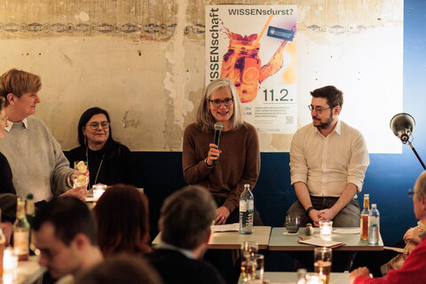 Prof. Dr. Jutta Mata hält einen Vortrag in der Odeon Bar.