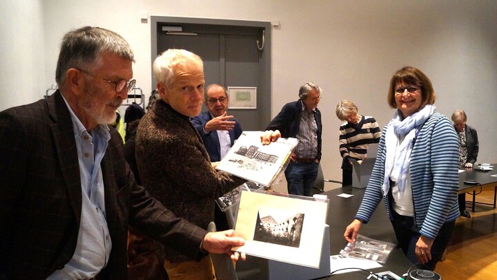 Gemeinsam mit Herrn Hilgenstock beim betrachten alte Bilder aus dem Archiv der Uni Mannheim