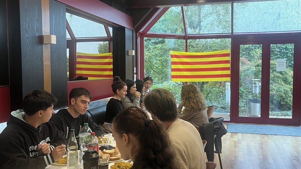 Studierende beim gemeinsamen Essen 