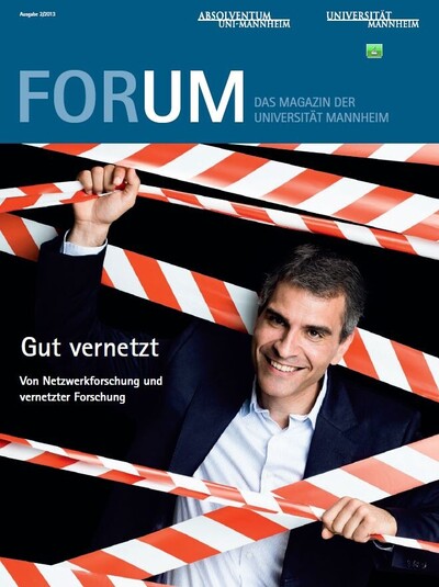 Das Cover des Magazins der Universität Mannheim. Ein Mann in Anzug hält an einem rot-weißen Absperrband fest.