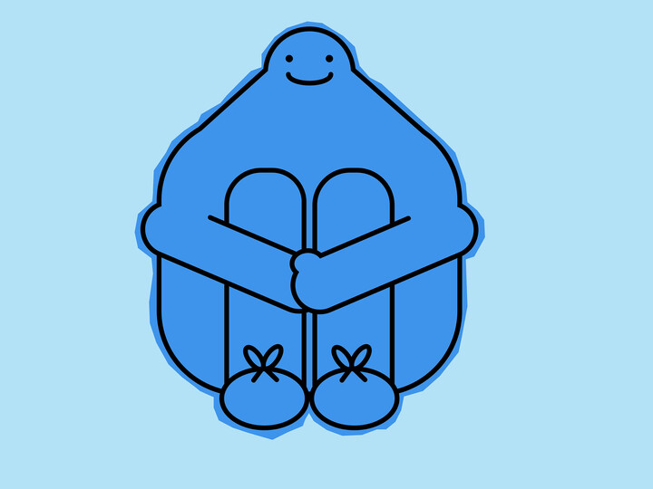 Eine illustrierte blaue Figur sitzt mit angewinkelten Beinen auf dem Boden und lächelt etwas unsicher. Der Hintergrund ist hellblau. 