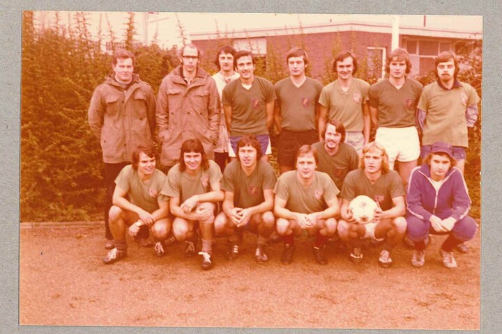 Ein altes Mannschaftsfoto einer Fußballmannschaft aus dem Jahr 1974, aufgenommen im Freien. Die Spieler tragen einheitliche Trikots und posieren in zwei Reihen, einige stehen, andere hocken.