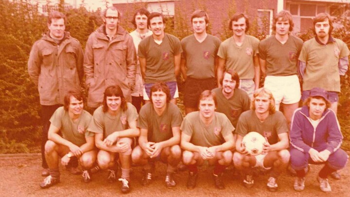 Ein altes Mannschaftsfoto einer Fußballmannschaft aus dem Jahr 1974, aufgenommen im Freien. Die Spieler tragen einheitliche Trikots und posieren in zwei Reihen, einige stehen, andere hocken.