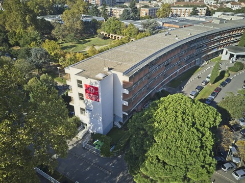 Universität in Toulouse aus der Vogelperspektive. Die Uni ist von Grünflächen umgeben.
