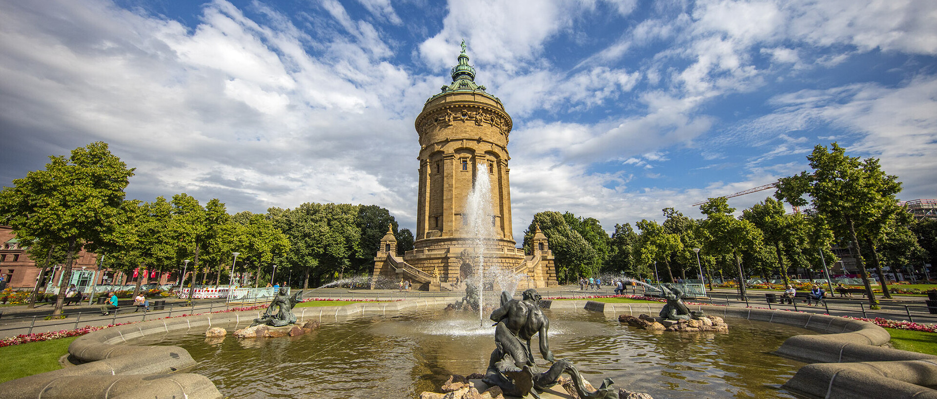 Wasserturm Mannheim mit Brunnen im Vordergrund