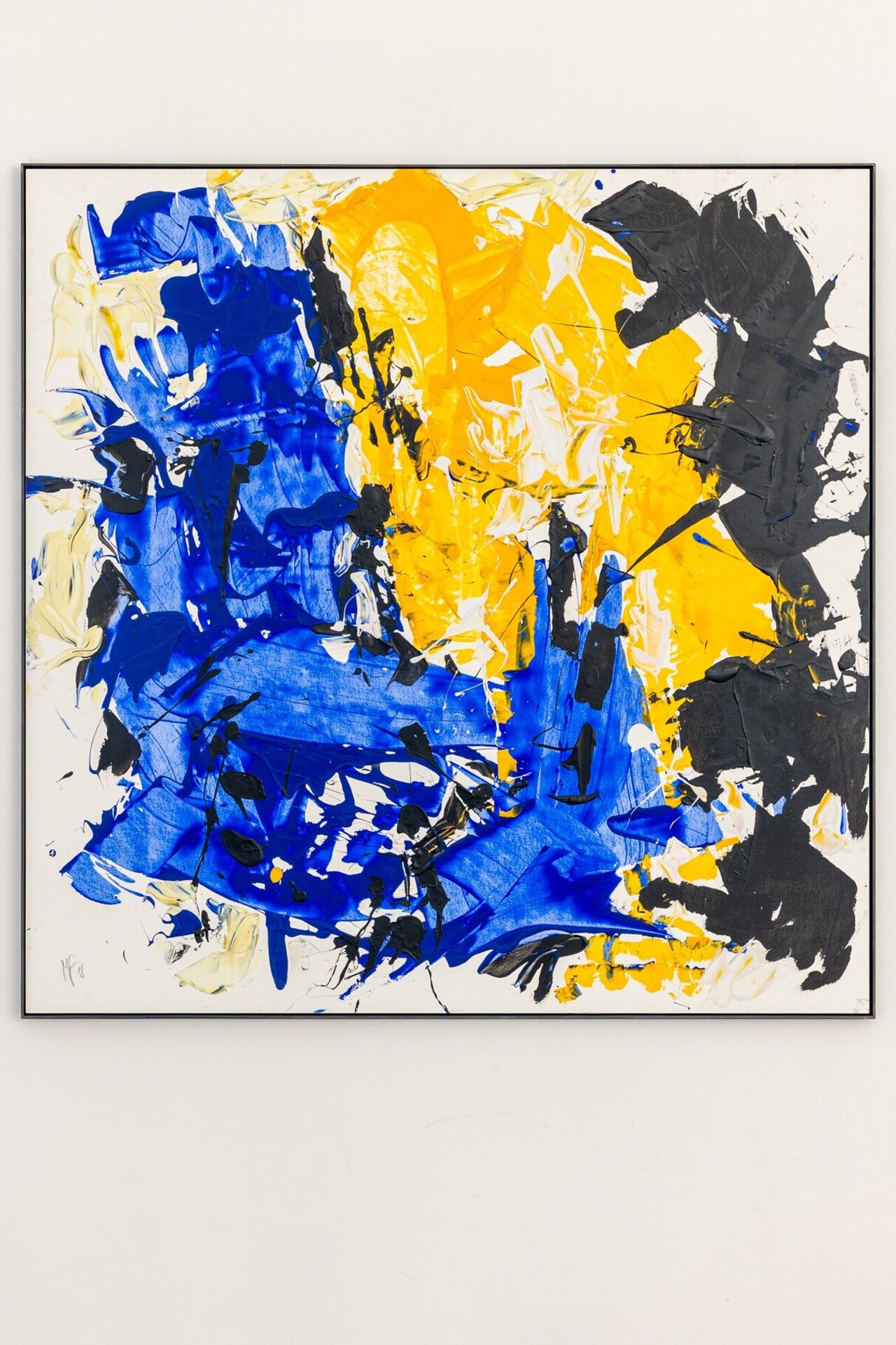 Ein abstraktes Gemälde mit dunkelblauen, gelben und schwarzen Farbflächen durchsetzt mit schwarzen Farbklecksen.