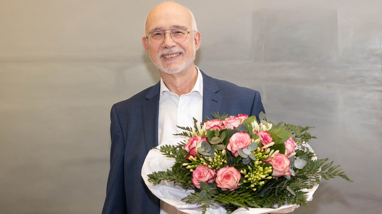 Rektor Prof. Dr. Thomas Puhl mit Blumenstrauß