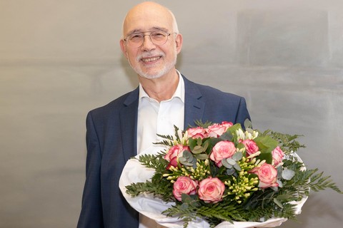 Rektor Prof. Dr. Thomas Puhl mit Blumenstrauß