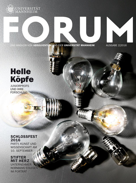 Grau-silbernes Cover des FORUM-Magazins mit nebeinander liegenden und teilweise leuchtenden Glühbirnen und dem Titel "Helle Köpfe".