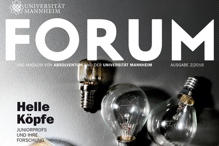 Grau-silbernes Cover des FORUM-Magazins mit nebeinander liegenden und teilweise leuchtenden Glühbirnen und dem Titel "Helle Köpfe". 