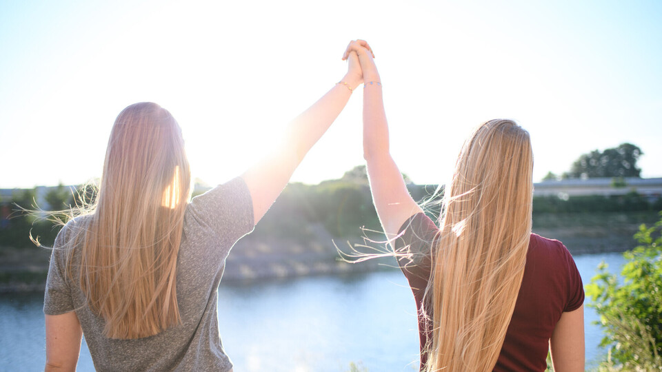 Studentinnen am Neckar.