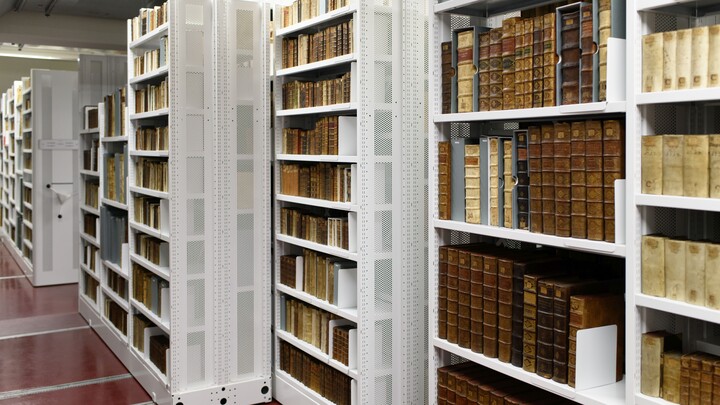 Bücherregale in der Bibliothek