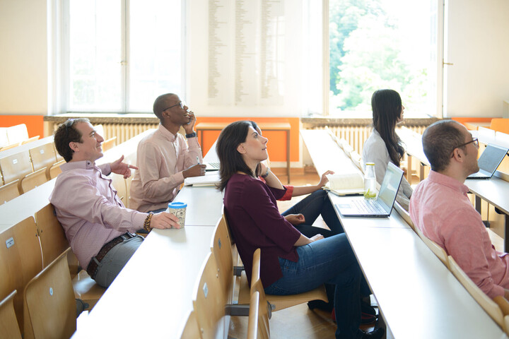 Postdocs im Hörsaal. Link: Karriere­phase Postdoc – Was Sie wissen sollten