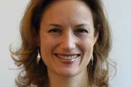 Portrait von Dr. Kristin Kersten. Sie hat schulterlanges Haar und lächelt in die Kamera.