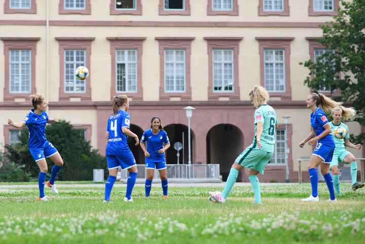Sechs Fußballerinnen spielen auf der Mensawiese mit ein paar Fußbällen.