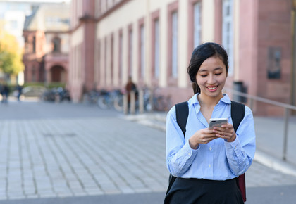 Studentin mit Smartphone