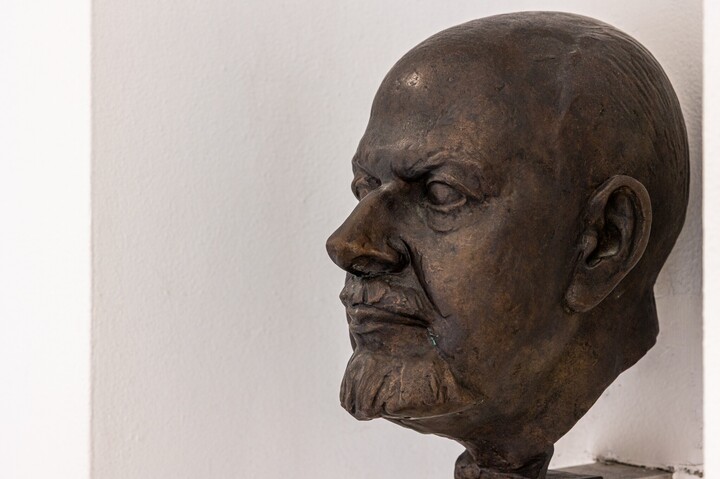 Eine Büste von Julius Paul Stegler. Er hat einen Bart, lichtes Haar und einen neutralen Gesichtsausdruck.  