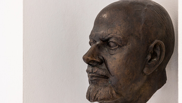 Eine Büste von Julius Paul Stegler. Er hat einen Bart, lichtes Haar und einen neutralen Gesichtsausdruck.  