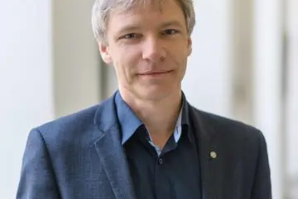 Ein Bild von Prof. Dr. Stefan Münzer. Er hat kurze graue Haare und trägt ein dunkelblaues Hemd mit einem dunklen Jackett.