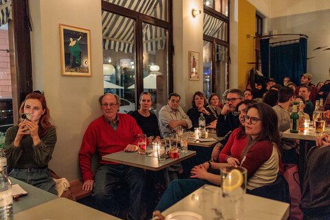 Das Publikum verfolgt aufmerksam den Vortrag in der Odeon Bar. 