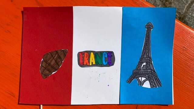 Gebastelte französische Flagge mit Eifelturm und Croissant als Motive