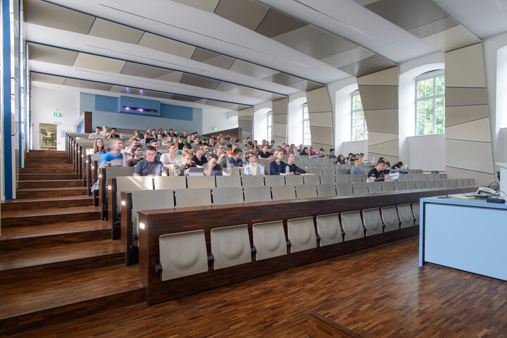 Hörsaal mit Studierenden