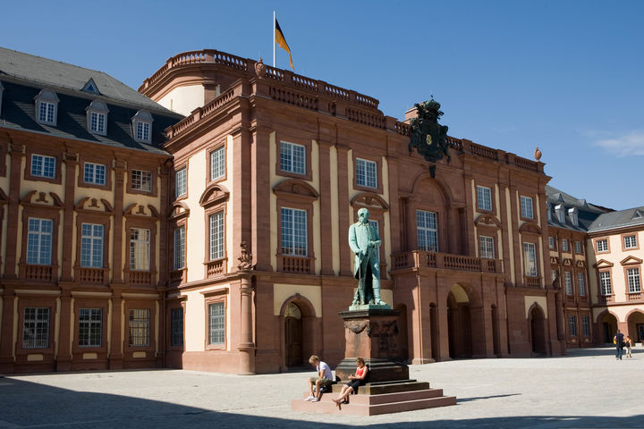 Der Mittelbau des Mannheimer Schlosses im Sonnenlicht.
