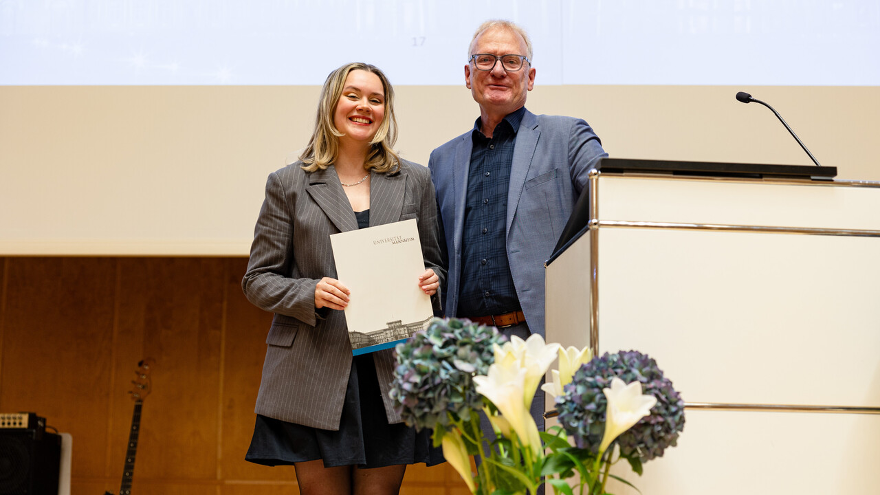Prof. Dr. Matthias Kohring mit Preisträgerin Anna Hedderich