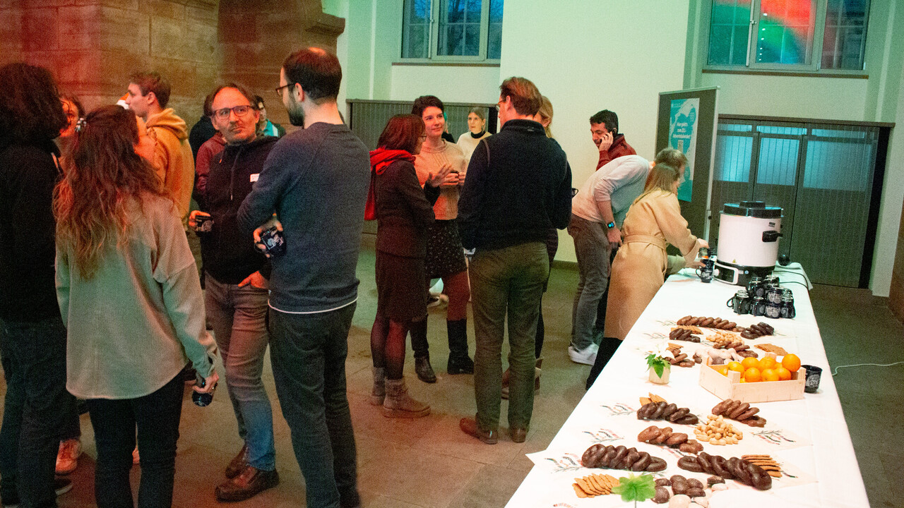 Lehrende beim Glühweinumtrunk in den Katakomben