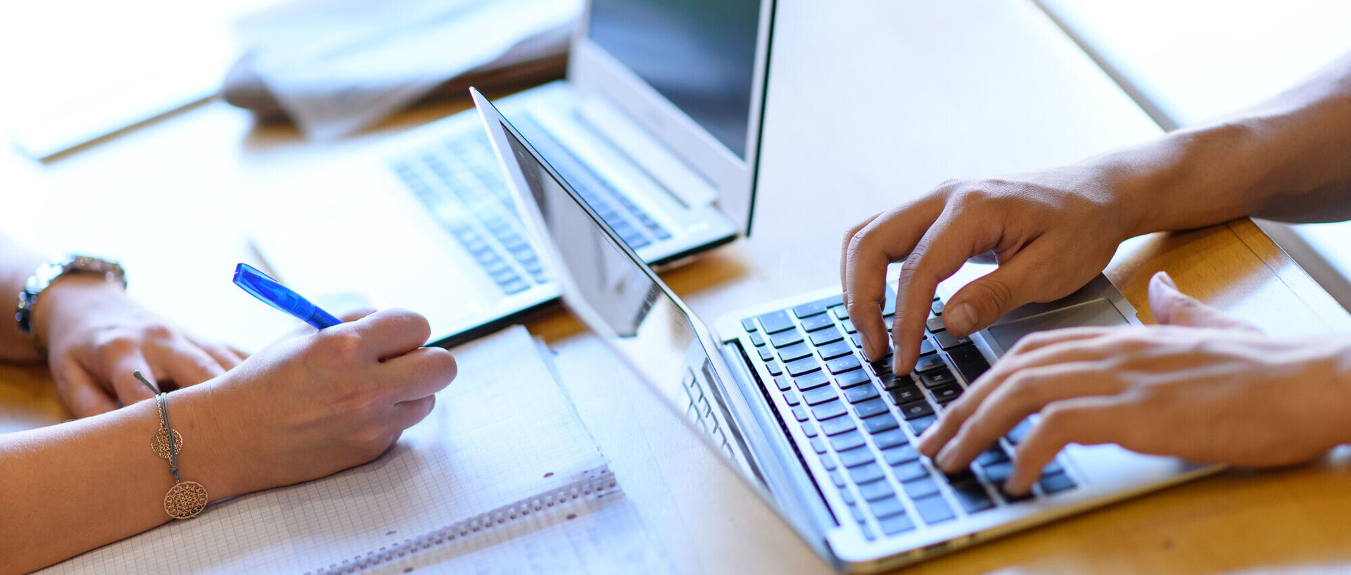 Hände einer Person, die am Laptop arbeitet
