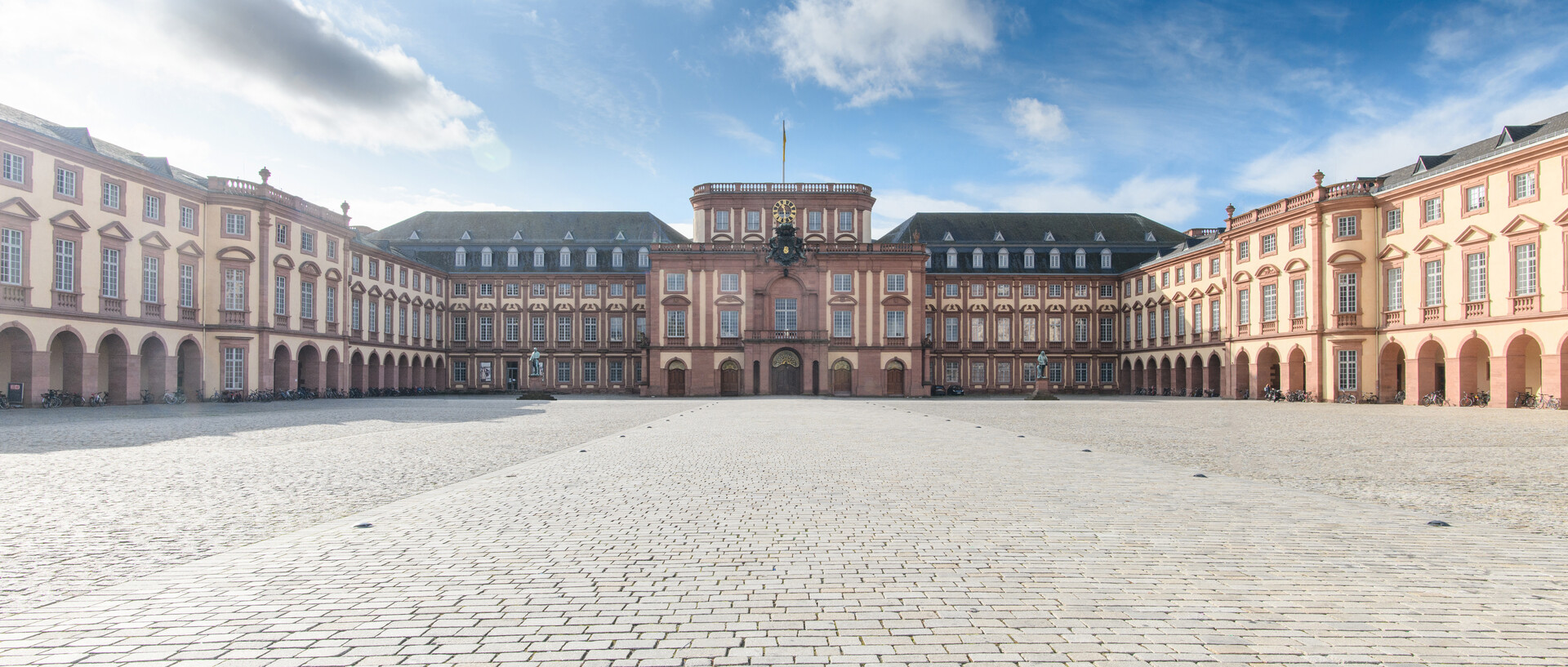 Universität Mannheim, Blick über den Ehrenhof auf das Mannheimer Schloss