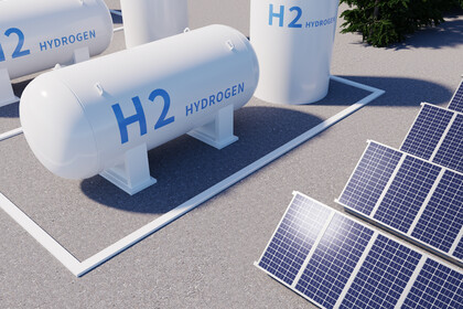 Ein computergenerierter Wasserstofftank steht neben mehrenen Solarpanels