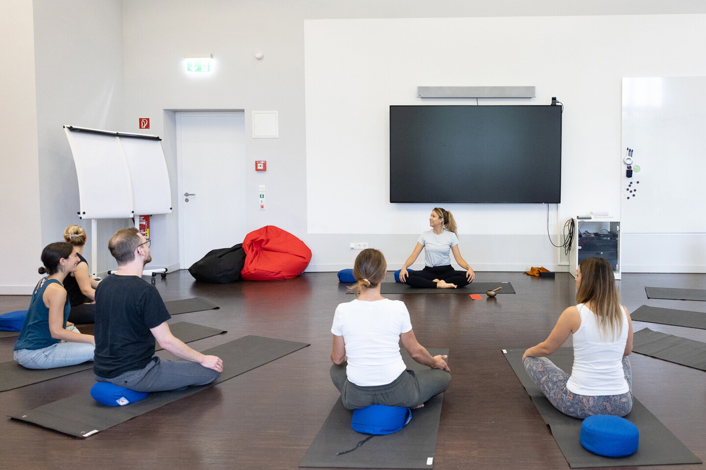 Mitarbeitende im Yoga