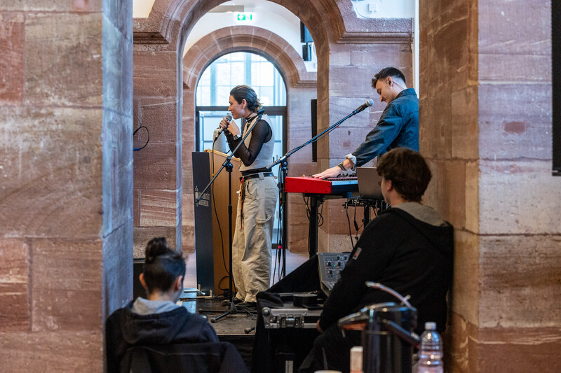 Laura di Natali und Eddy Kolb geben ein Konzert während der Hauptveranstaltung der Diversity Week.