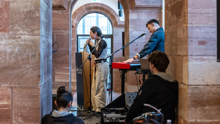 Laura di Natali und Eddy Kolb geben ein Konzert während der Hauptveranstaltung der Diversity Week.