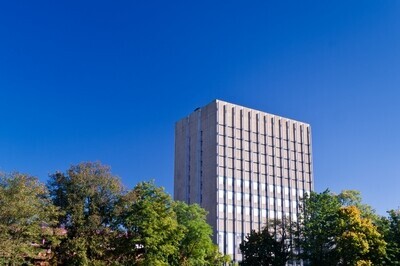 Hochhaus auf dem Campus des KIT