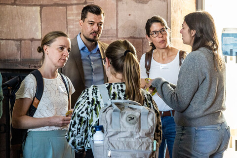 Personen, die sich unterhalten am Tag der Lehre 2026