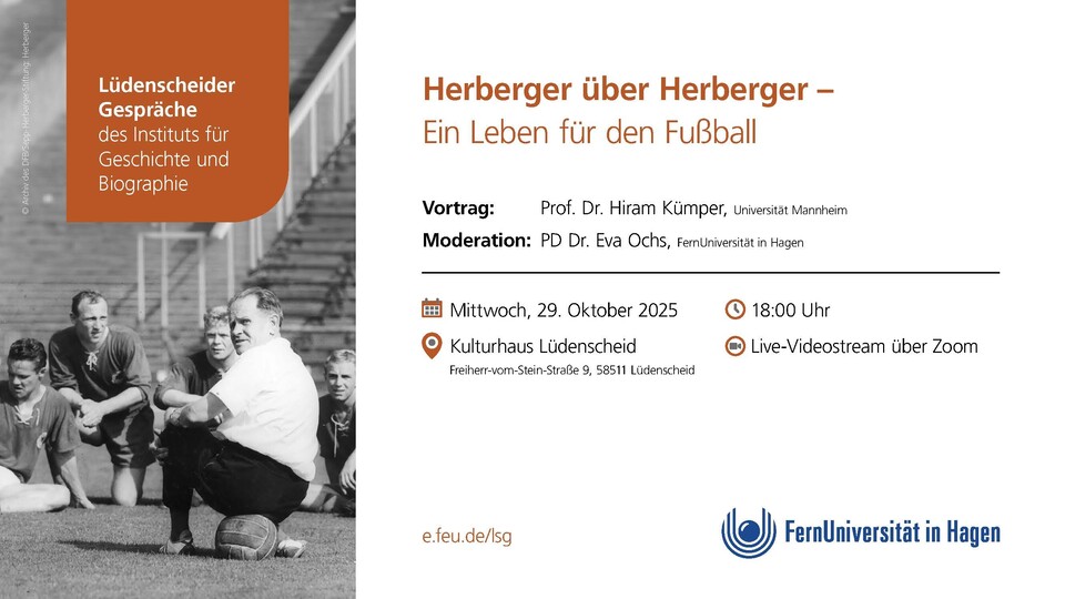 Flyer der Veranstaltung mit Informationen und Bild von Herberger im Trainingsgespräch mit 4 Fußballern, alle sitzen auf dem Rasen in einem Stadion