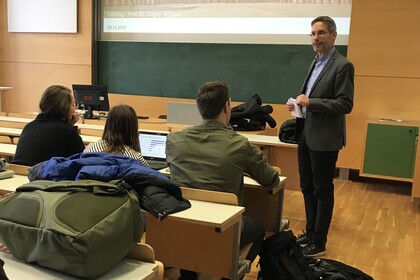 Professor und Studierende in Vorlesung
